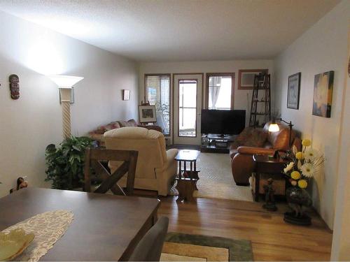 128-1480 Southview Drive Se, Medicine Hat, AB - Indoor Photo Showing Living Room