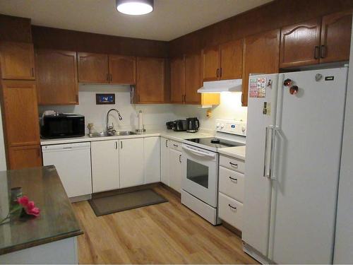 128-1480 Southview Drive Se, Medicine Hat, AB - Indoor Photo Showing Kitchen With Double Sink