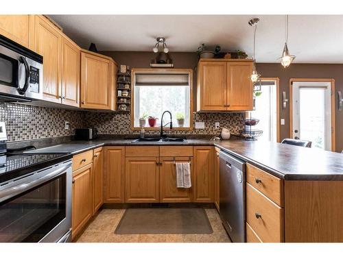 68 Vista Avenue Se, Medicine Hat, AB - Indoor Photo Showing Kitchen With Double Sink