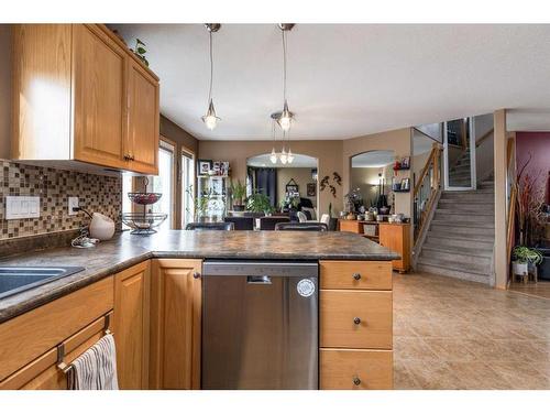 68 Vista Avenue Se, Medicine Hat, AB - Indoor Photo Showing Kitchen