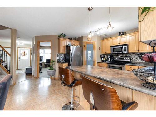 68 Vista Avenue Se, Medicine Hat, AB - Indoor Photo Showing Kitchen With Double Sink