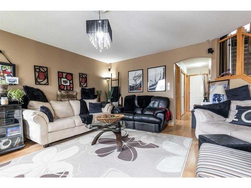 68 Vista Avenue Se, Medicine Hat, AB - Indoor Photo Showing Living Room