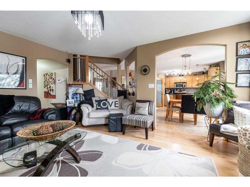 68 Vista Avenue Se, Medicine Hat, AB - Indoor Photo Showing Living Room