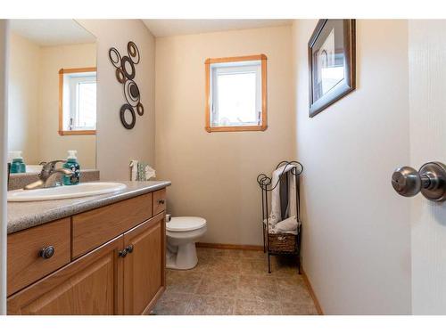 68 Vista Avenue Se, Medicine Hat, AB - Indoor Photo Showing Bathroom