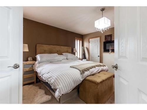 68 Vista Avenue Se, Medicine Hat, AB - Indoor Photo Showing Bedroom