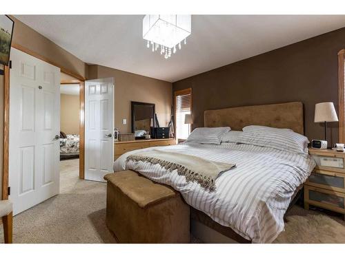 68 Vista Avenue Se, Medicine Hat, AB - Indoor Photo Showing Bedroom