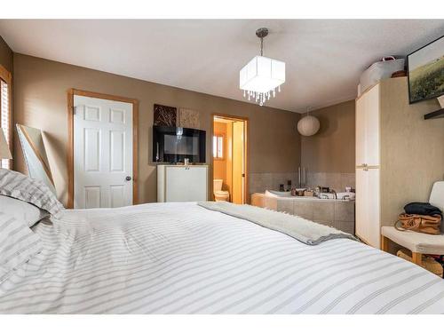 68 Vista Avenue Se, Medicine Hat, AB - Indoor Photo Showing Bedroom