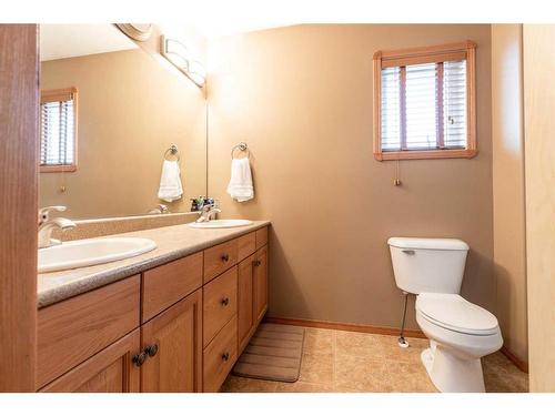 68 Vista Avenue Se, Medicine Hat, AB - Indoor Photo Showing Bathroom