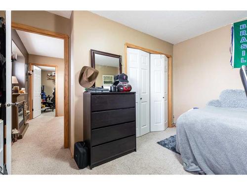 68 Vista Avenue Se, Medicine Hat, AB - Indoor Photo Showing Bedroom