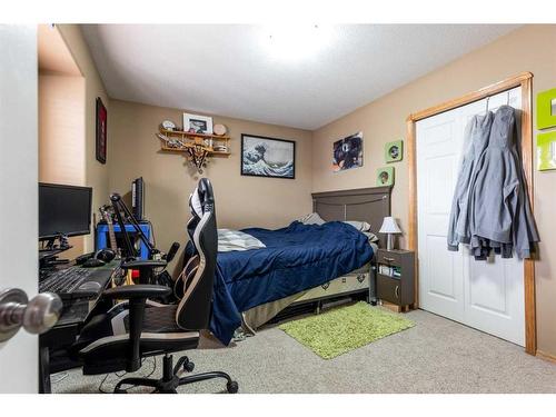 68 Vista Avenue Se, Medicine Hat, AB - Indoor Photo Showing Bedroom