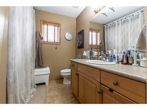 68 Vista Avenue Se, Medicine Hat, AB - Indoor Photo Showing Bathroom