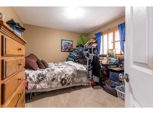 68 Vista Avenue Se, Medicine Hat, AB - Indoor Photo Showing Bedroom