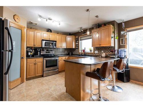 68 Vista Avenue Se, Medicine Hat, AB - Indoor Photo Showing Kitchen