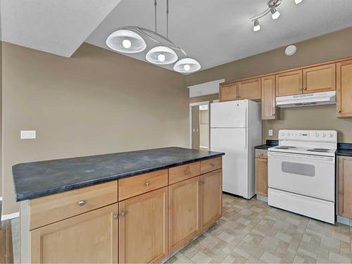 2-85 Sunrise Way Sw, Medicine Hat, AB - Indoor Photo Showing Kitchen