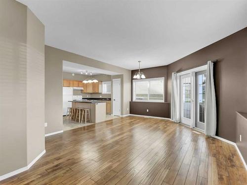 2-85 Sunrise Way Sw, Medicine Hat, AB - Indoor Photo Showing Living Room