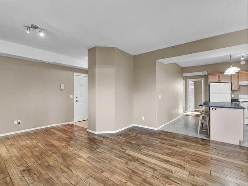 2-85 Sunrise Way Sw, Medicine Hat, AB - Indoor Photo Showing Kitchen