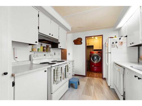 621 3 Street, Suffield, AB - Indoor Photo Showing Kitchen