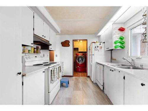 621 3 Street, Suffield, AB - Indoor Photo Showing Kitchen With Double Sink