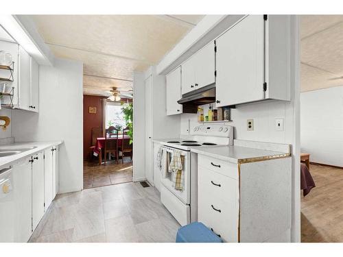 621 3 Street, Suffield, AB - Indoor Photo Showing Kitchen