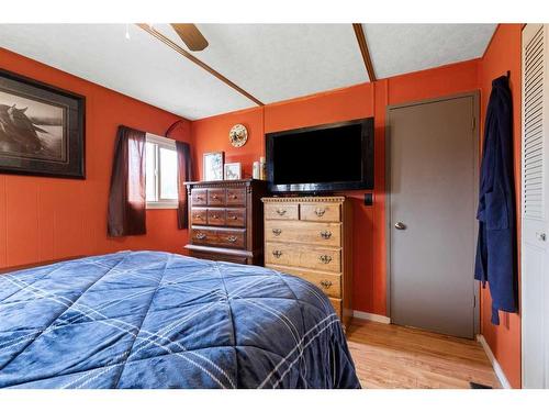 621 3 Street, Suffield, AB - Indoor Photo Showing Bedroom