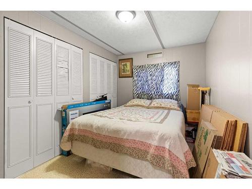 621 3 Street, Suffield, AB - Indoor Photo Showing Bedroom