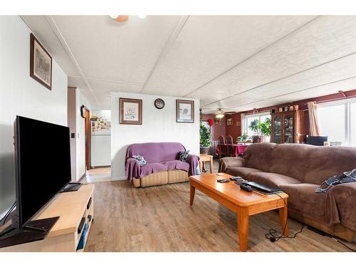 621 3 Street, Suffield, AB - Indoor Photo Showing Living Room