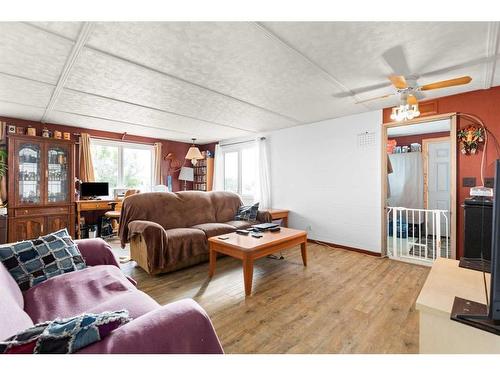 621 3 Street, Suffield, AB - Indoor Photo Showing Living Room