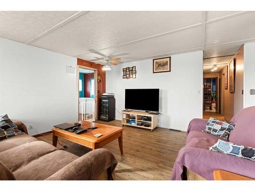 621 3 Street, Suffield, AB - Indoor Photo Showing Living Room