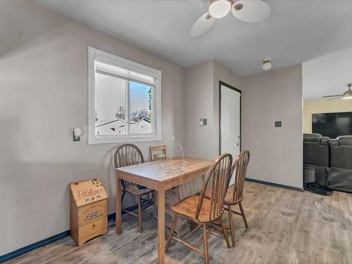 421 19 Street Ne, Medicine Hat, AB - Indoor Photo Showing Dining Room