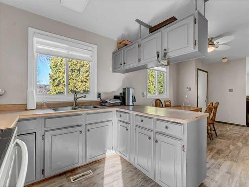 421 19 Street Ne, Medicine Hat, AB - Indoor Photo Showing Kitchen With Double Sink