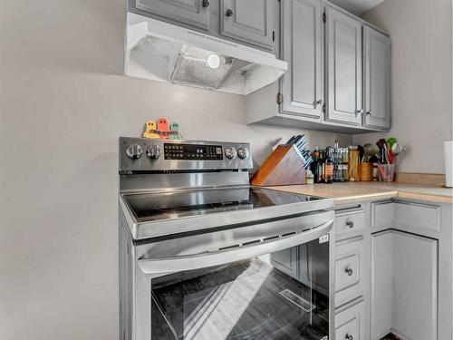 421 19 Street Ne, Medicine Hat, AB - Indoor Photo Showing Kitchen