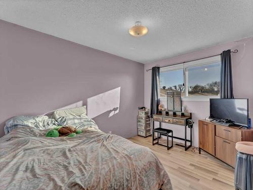 421 19 Street Ne, Medicine Hat, AB - Indoor Photo Showing Bedroom