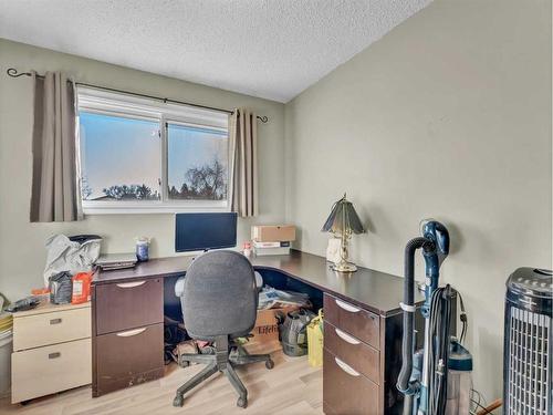 421 19 Street Ne, Medicine Hat, AB - Indoor Photo Showing Office