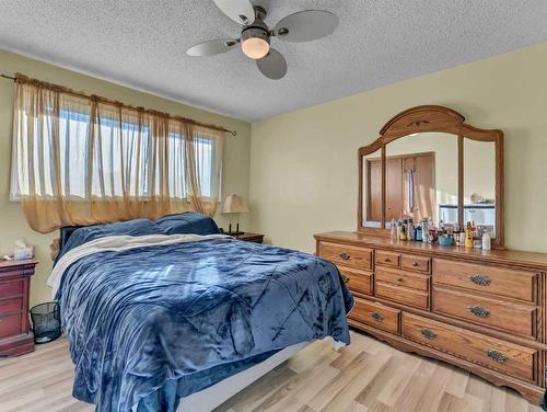 421 19 Street Ne, Medicine Hat, AB - Indoor Photo Showing Bedroom