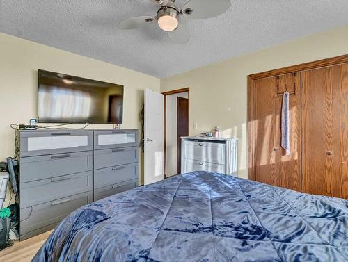 421 19 Street Ne, Medicine Hat, AB - Indoor Photo Showing Bedroom