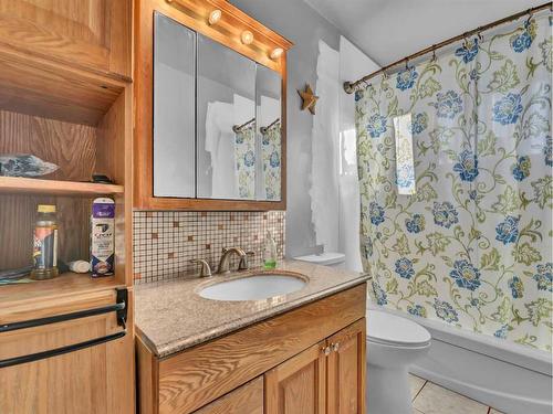 421 19 Street Ne, Medicine Hat, AB - Indoor Photo Showing Bathroom