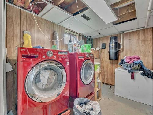 421 19 Street Ne, Medicine Hat, AB - Indoor Photo Showing Laundry Room