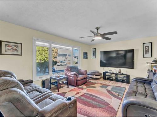 421 19 Street Ne, Medicine Hat, AB - Indoor Photo Showing Living Room