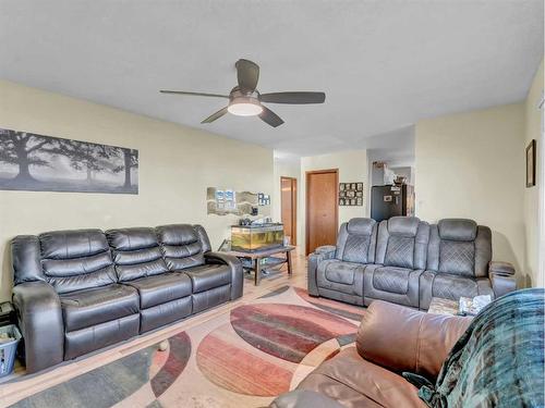 421 19 Street Ne, Medicine Hat, AB - Indoor Photo Showing Living Room