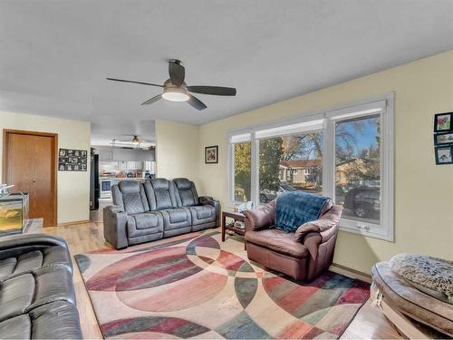 421 19 Street Ne, Medicine Hat, AB - Indoor Photo Showing Living Room