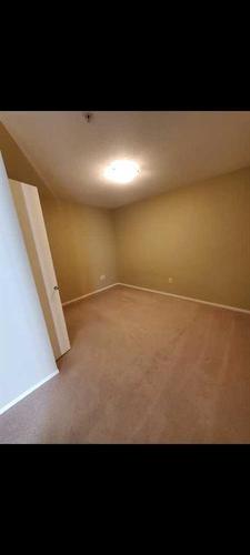 311-1632 Saamis Drive Nw, Medicine Hat, AB - Indoor Photo Showing Other Room