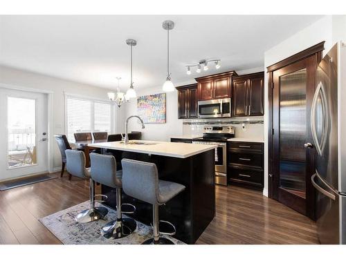 616 Vista Drive Se, Medicine Hat, AB - Indoor Photo Showing Kitchen With Stainless Steel Kitchen With Upgraded Kitchen