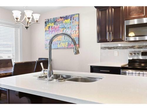 616 Vista Drive Se, Medicine Hat, AB - Indoor Photo Showing Kitchen With Double Sink