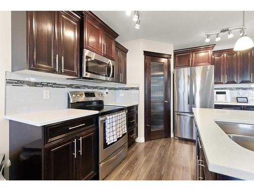 616 Vista Drive Se, Medicine Hat, AB - Indoor Photo Showing Kitchen With Stainless Steel Kitchen With Double Sink With Upgraded Kitchen