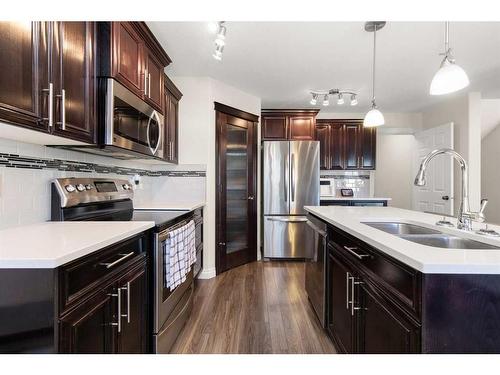 616 Vista Drive Se, Medicine Hat, AB - Indoor Photo Showing Kitchen With Stainless Steel Kitchen With Double Sink With Upgraded Kitchen