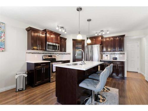 616 Vista Drive Se, Medicine Hat, AB - Indoor Photo Showing Kitchen With Stainless Steel Kitchen With Upgraded Kitchen