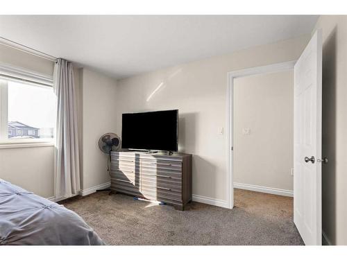 616 Vista Drive Se, Medicine Hat, AB - Indoor Photo Showing Bedroom