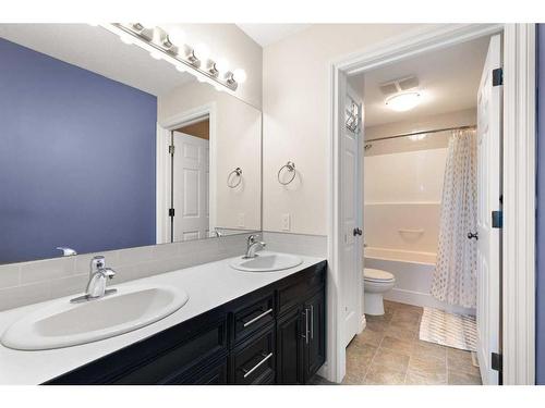 616 Vista Drive Se, Medicine Hat, AB - Indoor Photo Showing Bathroom