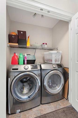 616 Vista Drive Se, Medicine Hat, AB - Indoor Photo Showing Laundry Room