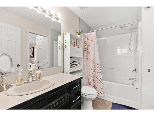 616 Vista Drive Se, Medicine Hat, AB - Indoor Photo Showing Bathroom